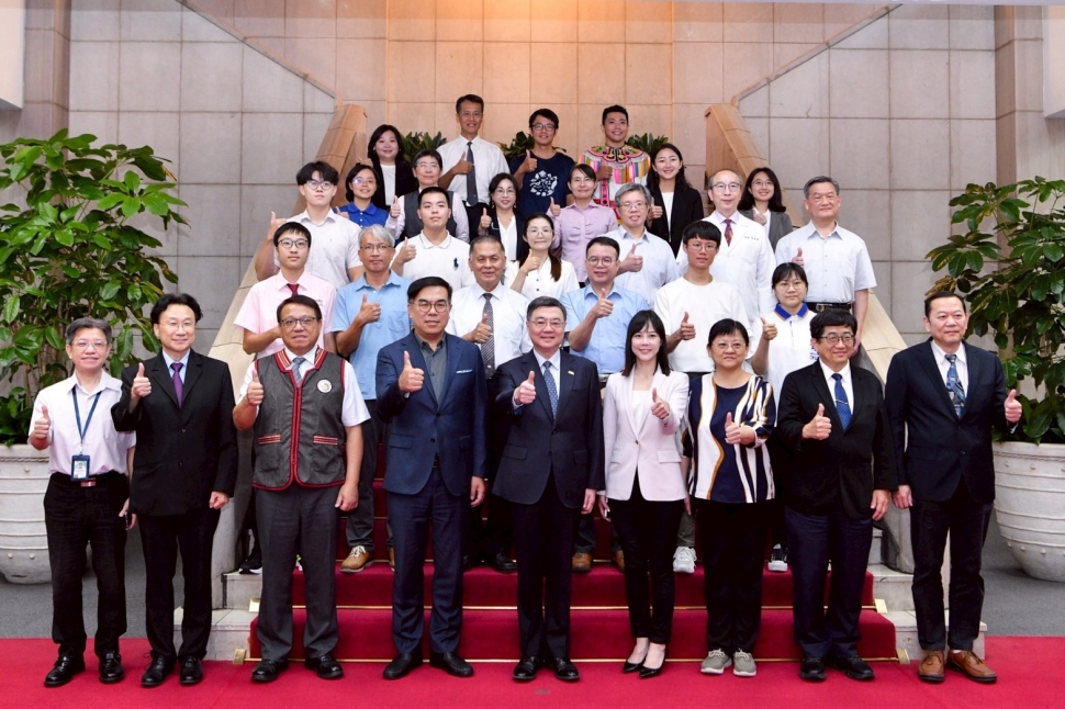 頒發淨零綠領人才培育課程合格證明 卓揆期許發揮專業知識及力量 全力落實2050淨零排放目標