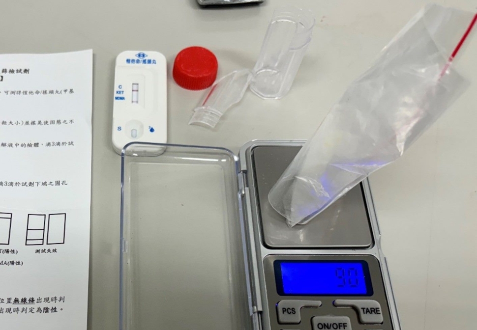 男子訪友違停遇盤查，慌張丟毒仍遭警識破送辦！