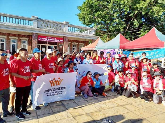 烈嶼追風雞路跑登場 民眾沙灘慢跑享受運動樂趣