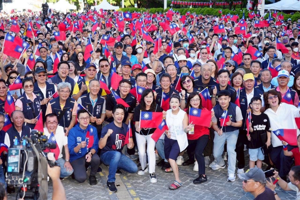 齊聚府前廣場　蔣萬安與民眾同慶中華民國114年國慶