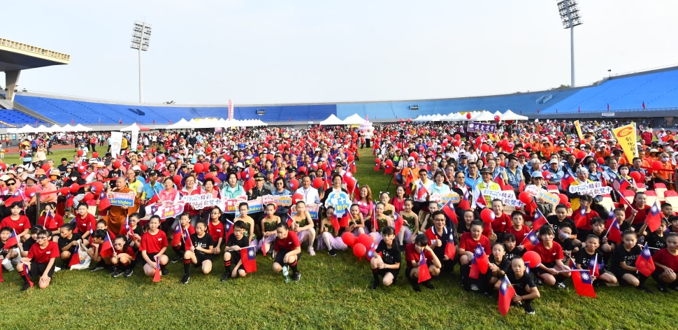 彰化歡慶雙十國慶 四千人健行同歡樂