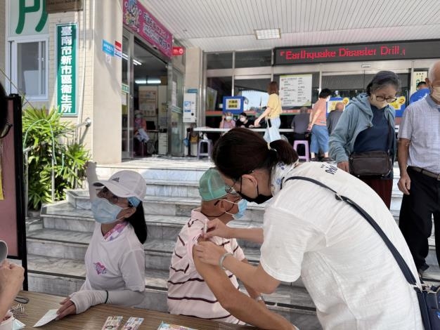 國慶日105歲人瑞接種流感與新冠疫苗　新市衛生所呼籲長輩踴躍接種疫苗保健康