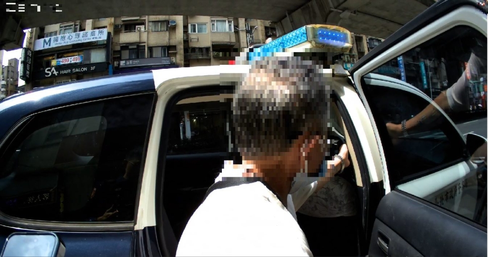 暖心！聽障老翁迷途快車道 內湖警即刻護送返家