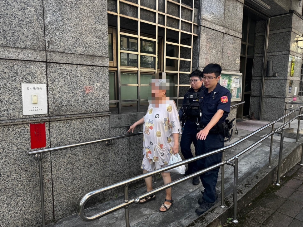 文一暖警及時伸援手 老婦街頭不適獲救助