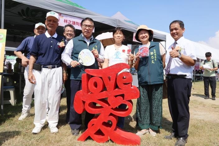 黃偉哲攜手慈濟大愛共善園遊會敲愛心鐘祈福 感謝慈濟守護災後弱勢 讓愛與善的力量凝聚