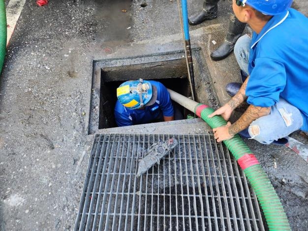 黃偉哲市長再度指派水利局高壓吸泥機赴花蓮光復鄊協助清除下水道污泥，盼早日恢復正常生活
