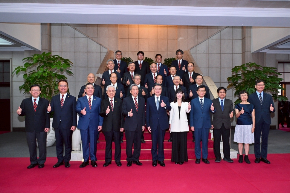 接見「中華民國工業區廠商聯合總會」許正雲理事長一行 卓揆：全力協助產業數位與淨零轉型 根留臺灣、布局全球