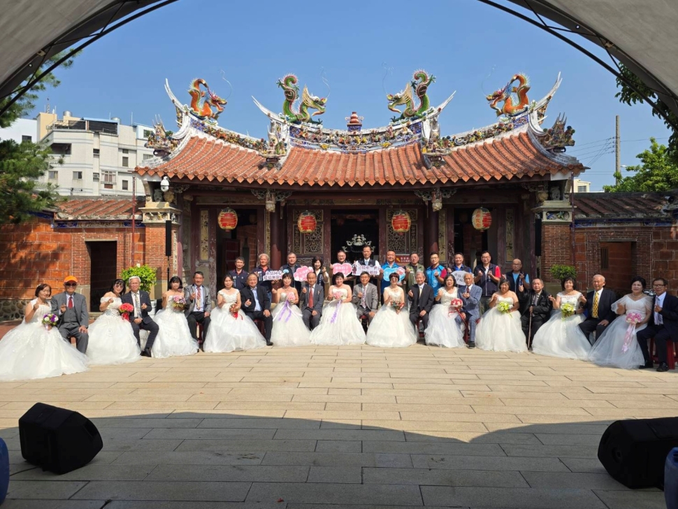 大甲百年文昌祠化身幸福舞台 12對銀髮夫妻重溫婚紗夢 鄭副市長讚許最美家庭典範