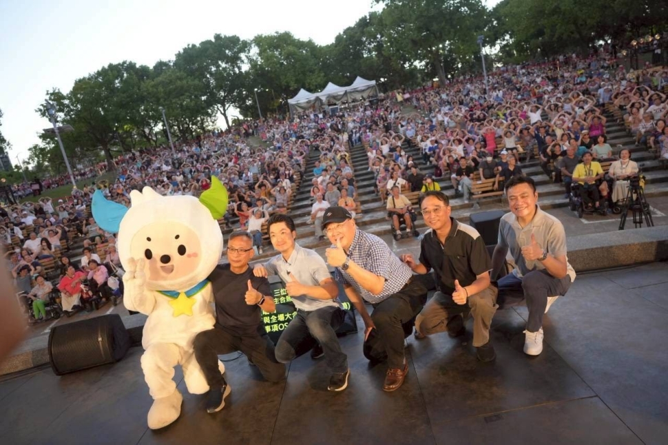 出席「搭捷運、聽民歌」活動 蔣萬安在大安森林公園與民眾一起合唱《木棉道》、《外婆的澎湖灣》