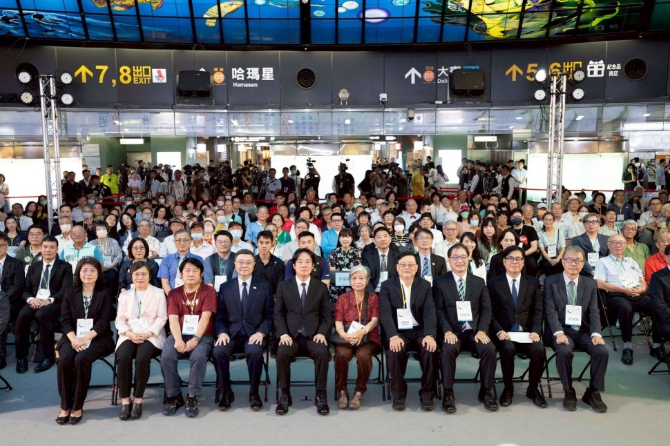 陪同總統出席「誌過去，致未來—平復國家不法暨頒發名譽回復證書聯合典禮」 陳其邁：高雄是民主記憶與和解的所在 讓真相與記憶成為信任的基礎 共同守護民主自由