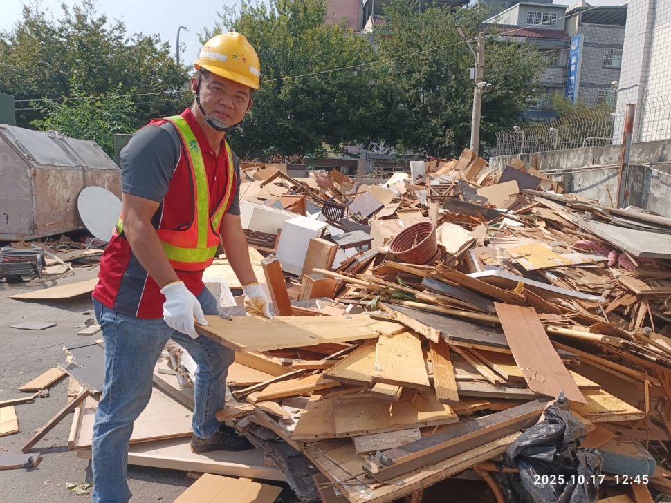 中市環保局清潔隊員拾金不昧 展現廉潔精神傳遞城市暖力量！