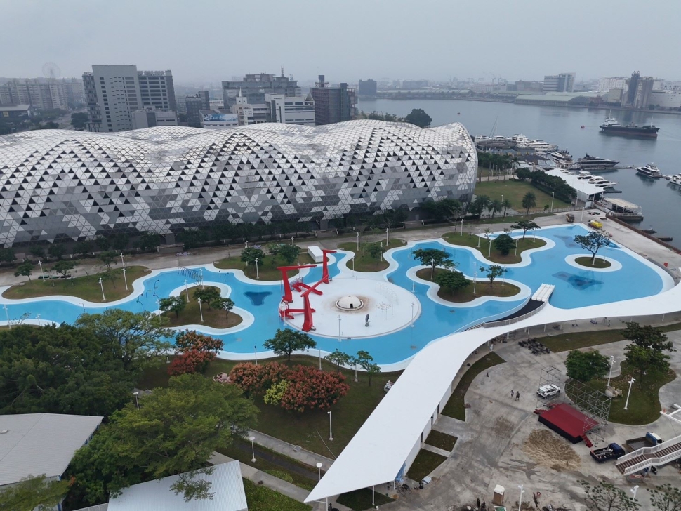 高雄最Chill玩水新地標！星光水岸公園10/24試營運！滑水道、港景鞦韆 一次滿足！