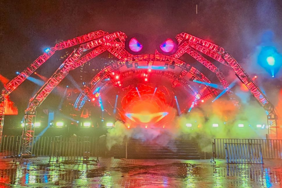 13公尺高「魔幻蜘蛛王」亮相！桃園萬聖城10/25登場 張市長邀市民闖關尋寶