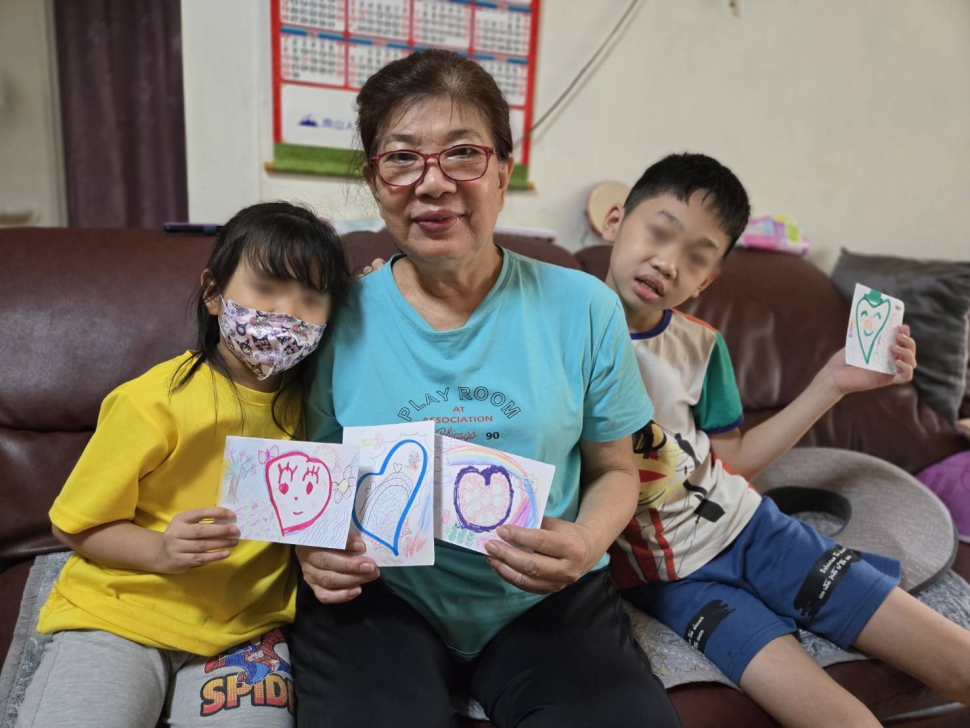 從寄養媽媽到「阿嬤愛你哦！」 蔡碧桃照顧29名孩子 兩腿當椅座