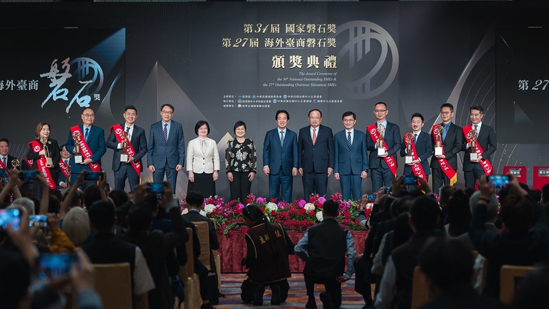 總統肯定「國家磐石獎」得獎者卓越貢獻　強調政府會做企業最堅實的後盾　輔助產業全面轉型