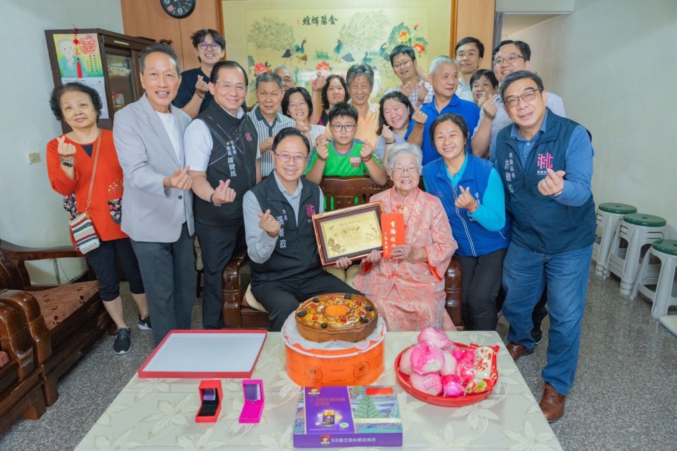 張市長慰訪百歲人瑞詹李緞女士　致贈重陽賀禮祝福長壽安康
