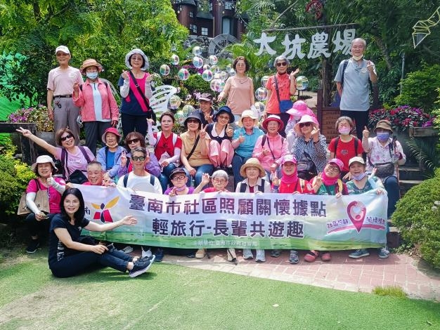 臺南市歡慶重陽節 黃偉哲市長加碼發放1,300元敬老金 祝福長者健康快樂、活躍樂齡