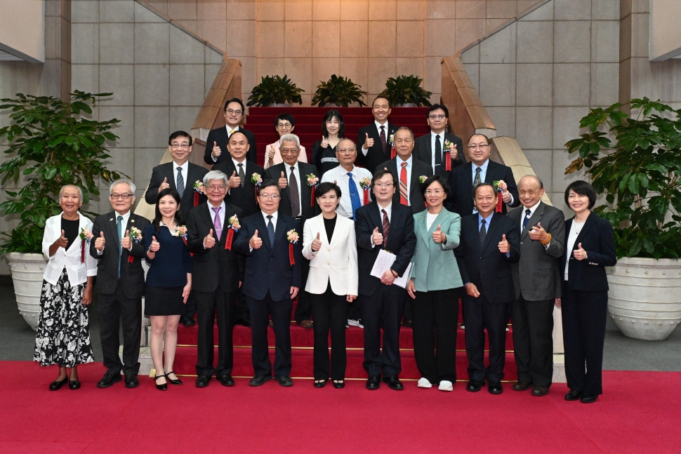 接見第三十五屆醫療奉獻獎得獎人 鄭副院長感謝無私奉獻 守護國人身心靈健康