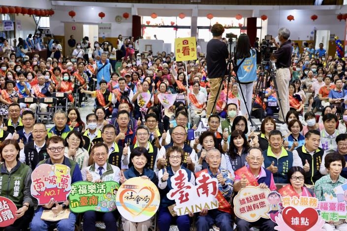 台南市社區照顧關懷據點志工表揚暨「鬥陣來呷菜」頒獎 黃偉哲感謝志工奉獻共築幸福城市