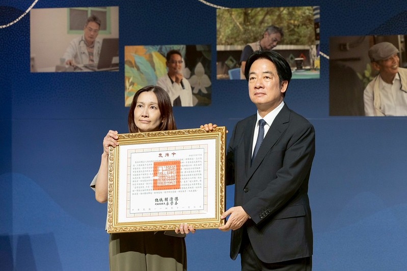 總統親頒褒揚令　表彰超人醫師徐超斌為提升偏鄉醫療資源奉獻一生