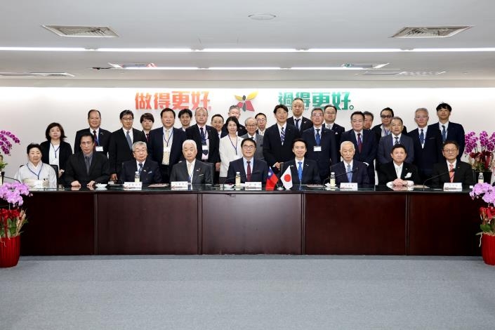 風雨故人來！山形市訪問團來訪　黃偉哲市長頒發長谷川幸司前議長榮譽市民證書