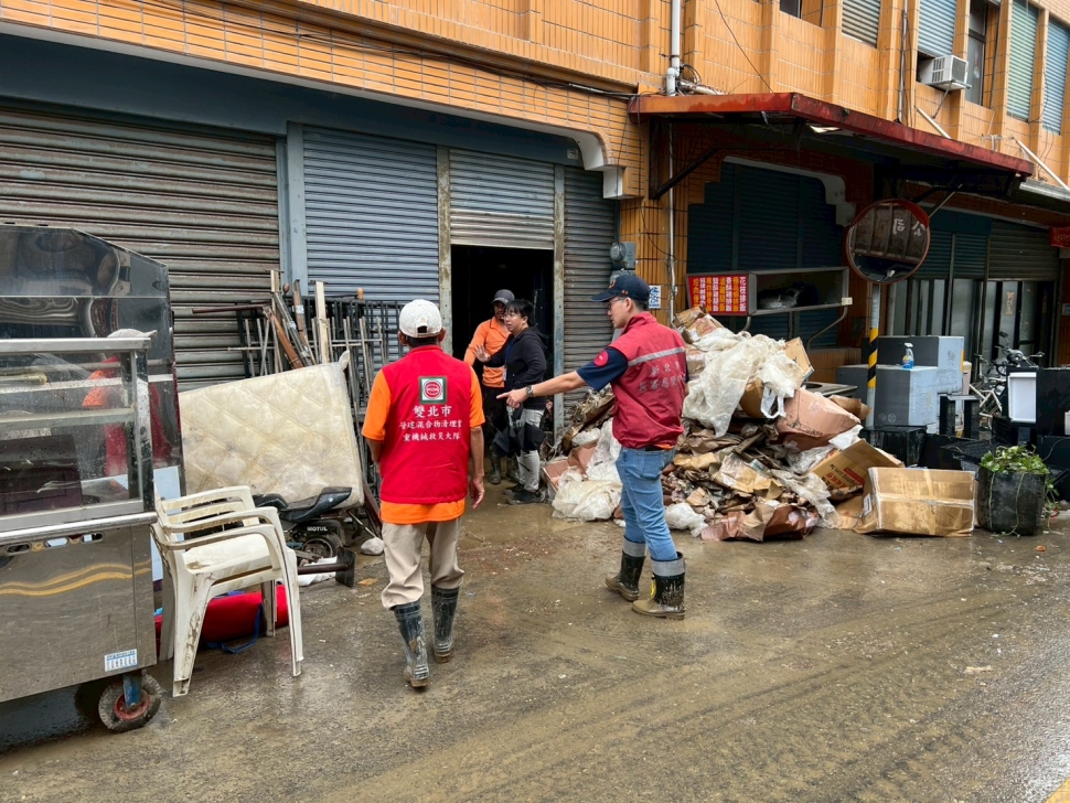 新北出動25輛機具支援宜蘭鳳凰颱風災後環境復原 清理1,238公噸廢棄物協助災區恢復正常生活步調