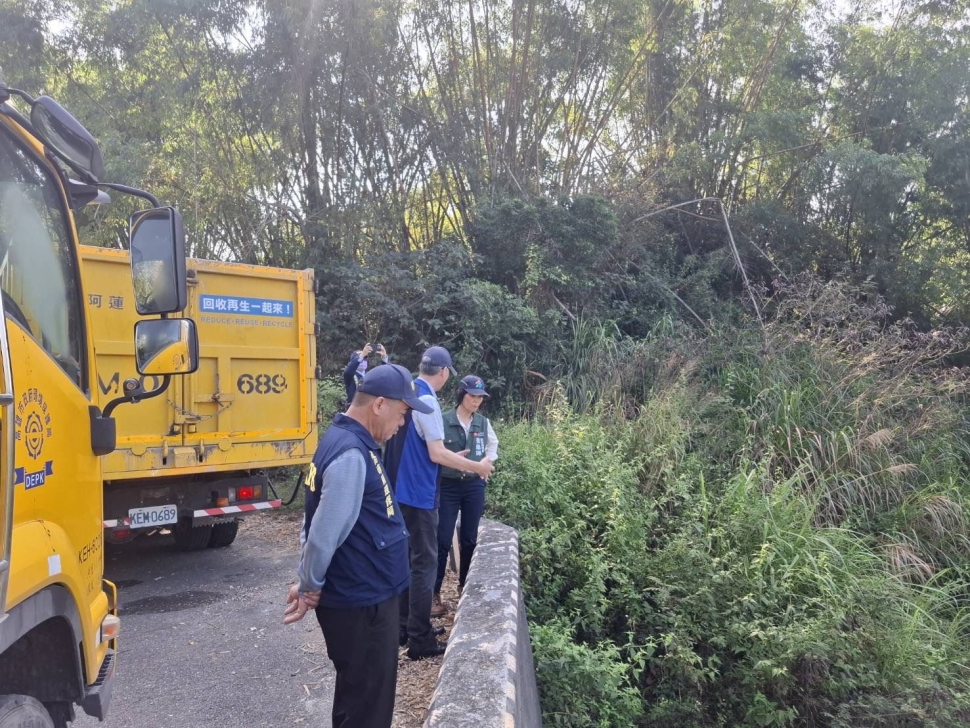 月世界山坡遭棄置大量垃圾 環保局立即動員清除並全面追查不法來源