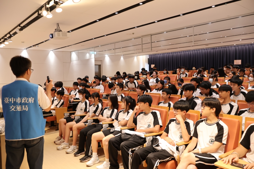大型車內輪差與死角親身體驗 中市交通局校園宣導提升大學生機車安全意識
