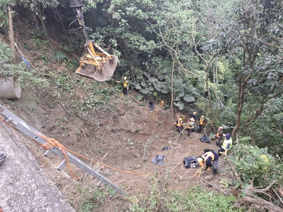 環保局漏夜清除復原偷倒點 檢警掌握犯罪集團持續偵辦