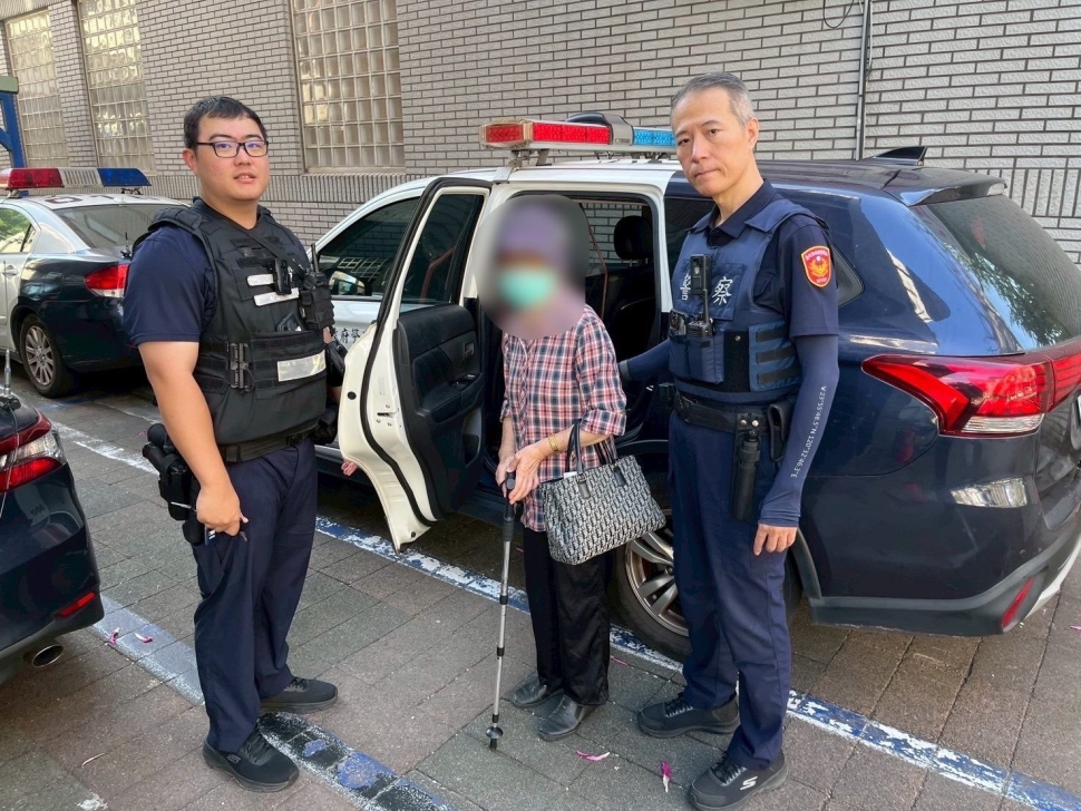 文一暖警即刻伸援手　護送九旬老婦平安返家