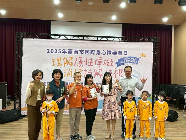 社會局贈永福國小身心障礙者繪本 黃偉哲盼透過教育扎根平權理念