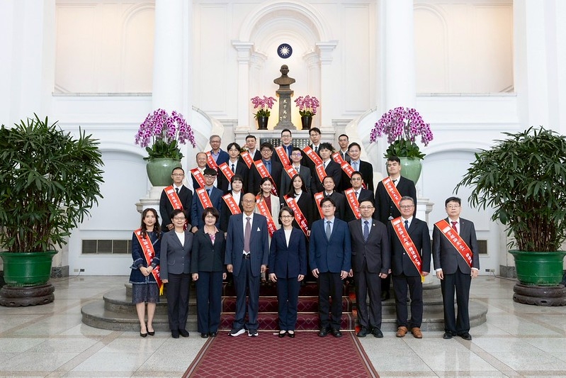 副總統接見崇越論文得獎者　肯定發揮關鍵角色　以AI與科技應用主題為全球性問題尋找新方案