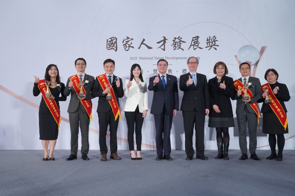 行政院院長卓榮泰親臨頒發2025國家人才發展獎 肯定得獎單位攜手政府厚植人才永續多元發展