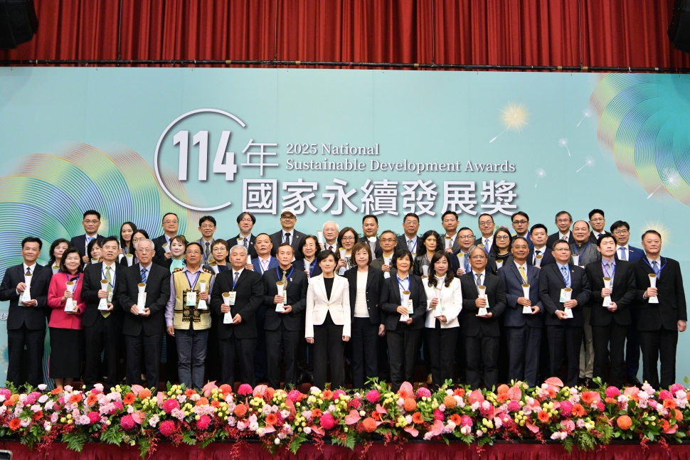 鄭副院長頒發國家永續發展獎 盼國人實踐永續行動 共同邁向綠色、韌性、包容的永續臺灣