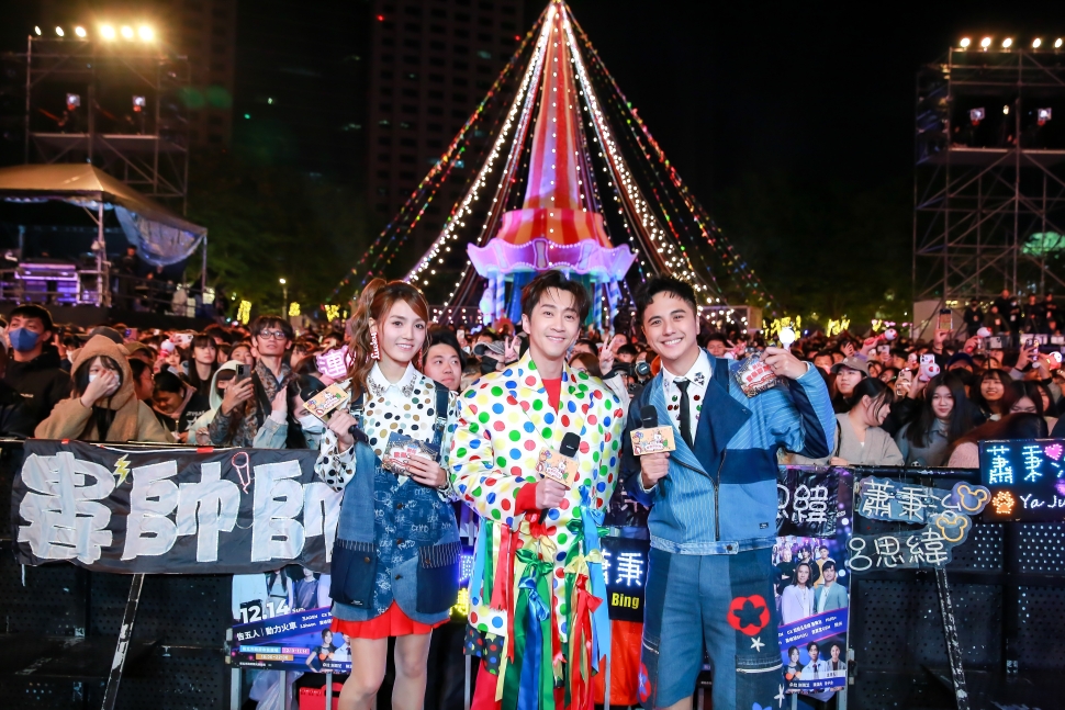 巨星耶誕演唱會告五人震撼開場 動力火車壓軸演出點燃週末夜晚