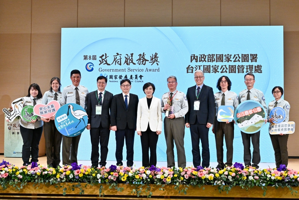 頒發政府服務獎 鄭副院長感謝得獎者樹立標竿 提升公共治理品質