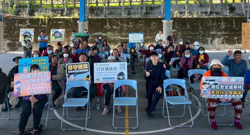 關山警「部落關懷送暖活動」宣講防詐交安　有獎徵答送暖心小物守護安全