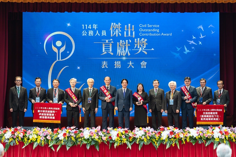 總統親頒公務人員傑出貢獻獎　期勉用專業守護國家、用制度照顧人民　為臺灣打下更穩固基礎