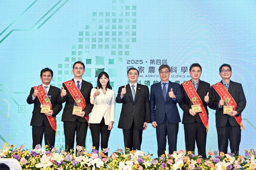 卓揆頒發國家農業科學獎 感謝農民朋友引領臺灣農業朝向創新、韌性及永續發展