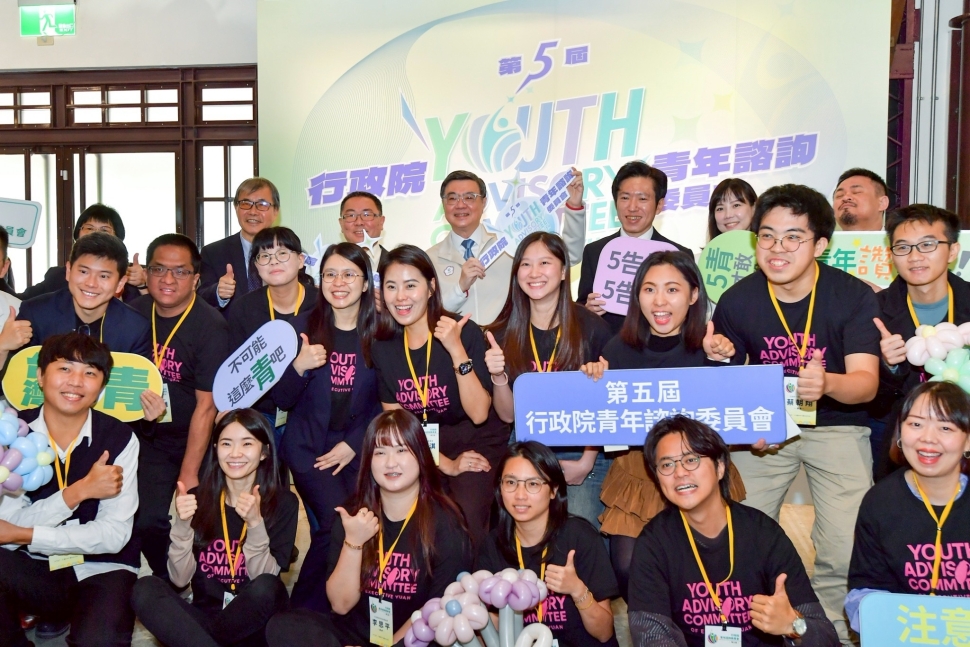 行政院青諮會首度移師院外 卓揆期勉青年委員持續對外發聲 帶領社會改革及轉變