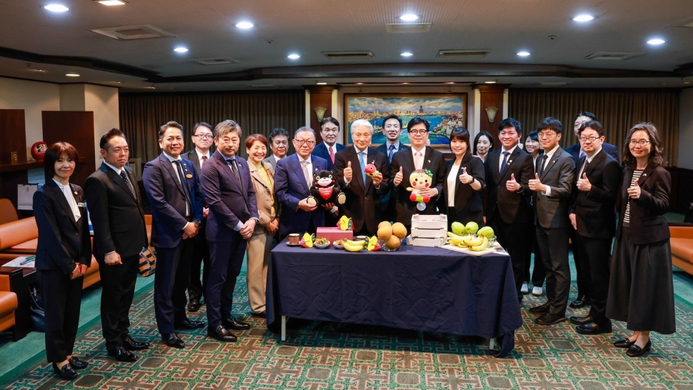 睽違8年！栃木縣知事訪高 與陳其邁「創意製冰」草莓、香蕉混搭台日甜蜜情誼