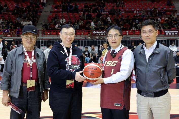 力挺在地職籃 黃偉哲為台鋼獵鷹新賽季主場開幕加油