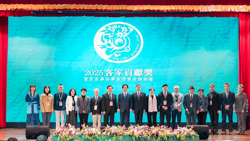 總統出席客家貢獻獎暨客家事務專業獎章表揚典禮　盼持續推動「客家六箭」以傳承發揚客家文化