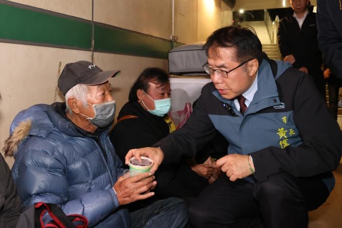 入冬首波寒流報到 黃偉哲啟動低溫關懷為街友送暖