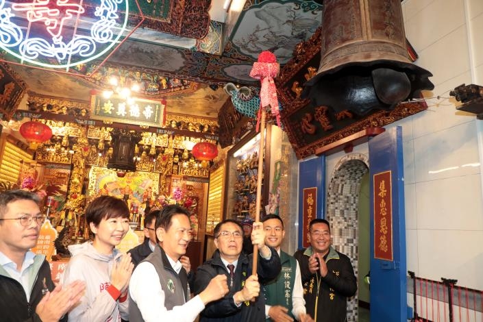 迎接2026 黃偉哲攜手近百間宗教場域敲鐘祈福