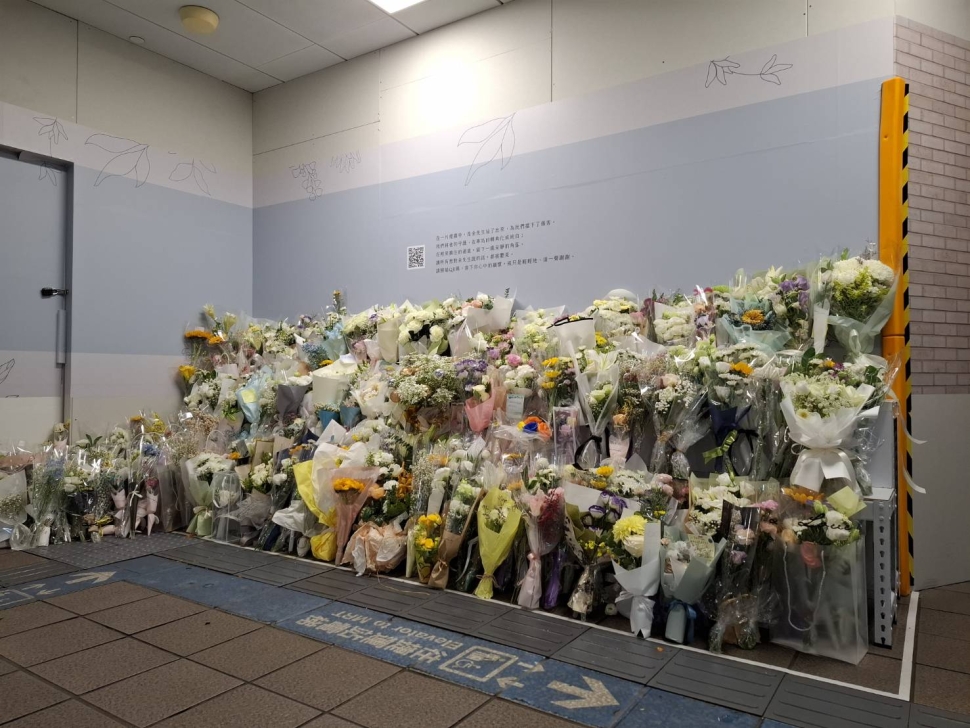 捷運臺北車站悼念牆功德圓滿 2日中午起停止留言與獻花 民眾的感念和追思長相伴隨