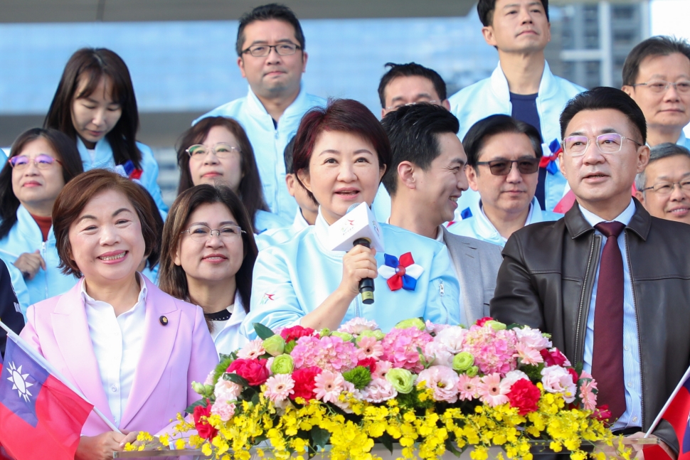 88位城市英雄護旗！台中元旦升旗「全國最大國旗」登場 盧市長：任期最後一年全力以赴 持續建設台中、照顧市民