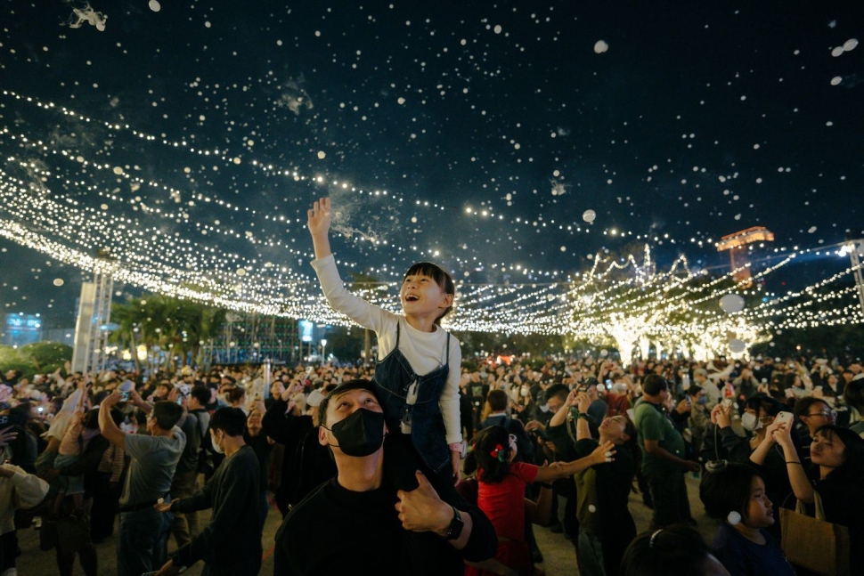 聖誕樹本週日熄燈倒數！ 高雄聖誕生活節吸引破百萬人潮 新堀江人潮再現