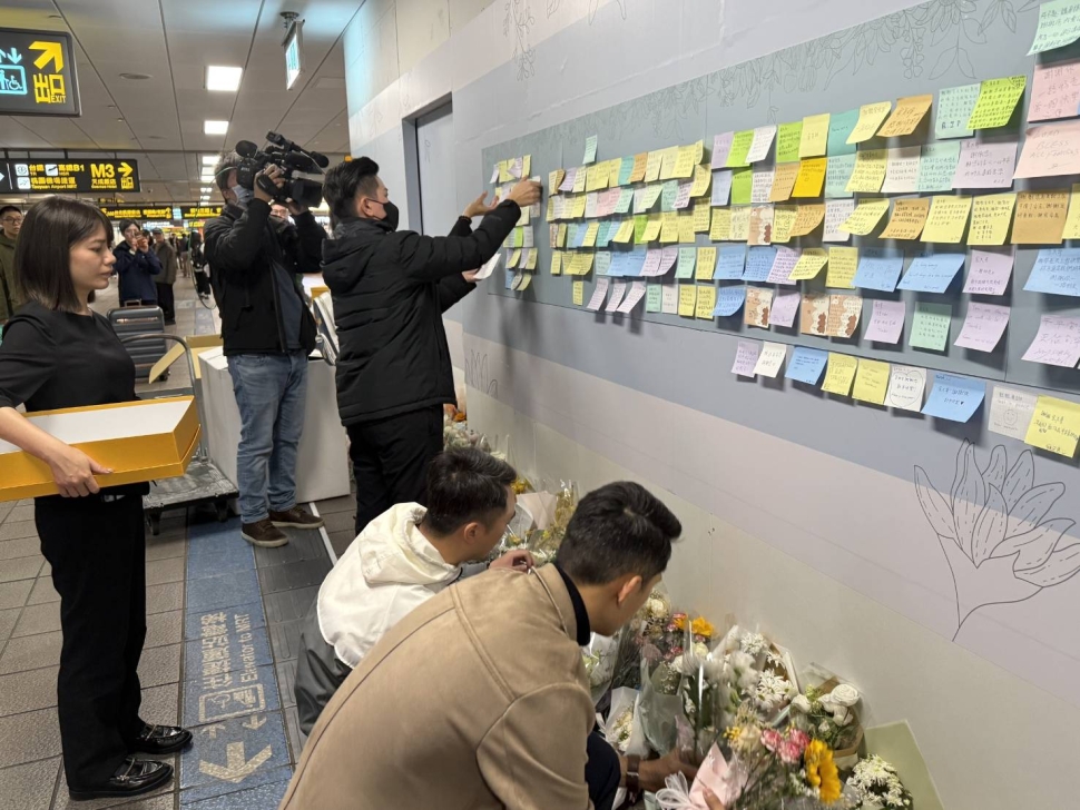 捷運臺北車站悼念牆獻花與留言完整交付告別式籌辦單位 留言內容掃描成電子檔將送家屬留存