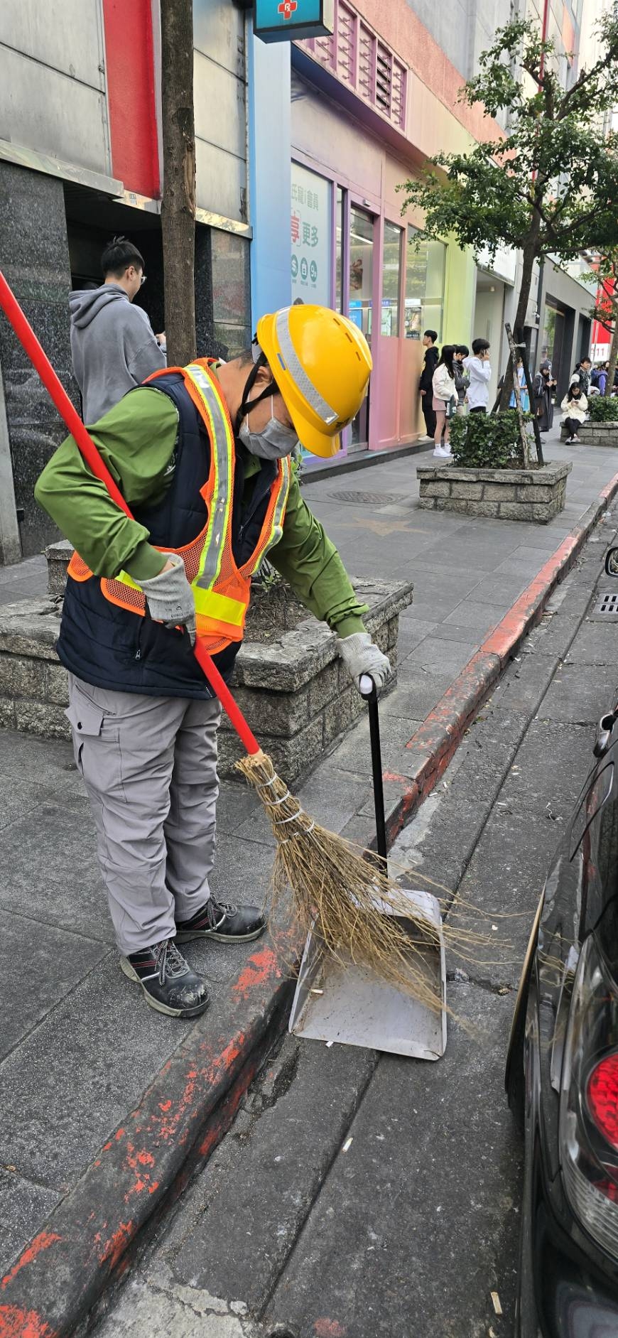 查獲民眾丟酒瓶碎玻璃污染地面 環保局依法從重處罰 遏止隨意棄置行為